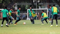 Sesi latihan yang berlangsung di lapangan Sekolah Pelita Harapan, Karawaci, Tangerang, Jumat (17/3/2017).