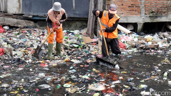 Pasukan Oranye Bersihkan Sampah di Kali Gendong