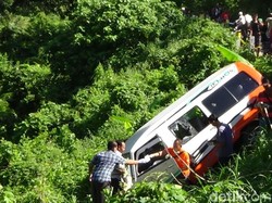 Mobil Travel Nyungsep di Pinggir Jurang, Sopir Ditemukan Tewas