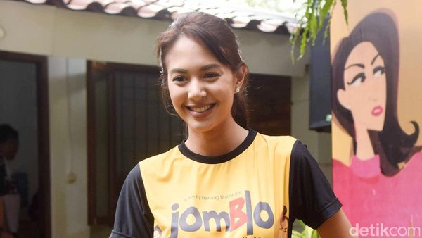 Gaya Kasual Aurelie Moeremans