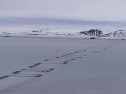 Pola Garis Misterius Muncul di Permukaan Danau Beku Islandia