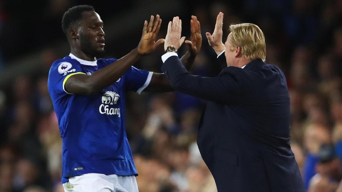 LIVERPOOL, ENGLAND - SEPTEMBER 30:  Romelu Lukaku of Everton (L) celebrates with Ronald Koeman manager of Everton as he scores their first goal from a free kick during the Premier League match between Everton and Crystal Palace at Goodison Park on September 30, 2016 in Liverpool, England.  (Photo by Clive Brunskill/Getty Images)