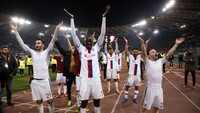 Para pemain Olimpique Lyon merayakan kemenangan usai mengalahkan AS Roma di Olimpico, Jumat (17/3/2017) dinihari WIB. Pool/Tony Gentile/Reuters/detikFoto.