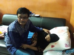 Djarot Berbisik dan Cium Pipi Lansia yang Sakit di Penjaringan