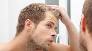 5 Mitos Kerontokan Rambut yang Keliru