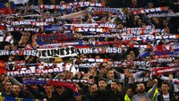 Fans Lyon membentangkan syal sebagai tanda dukungan. Pool/Tony Gentile/Reuters/detikFoto.