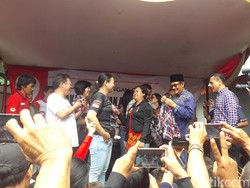 Terima Dukungan, Djarot Pakaikan Kemeja Kotak-kotak ke Relawan Agus
