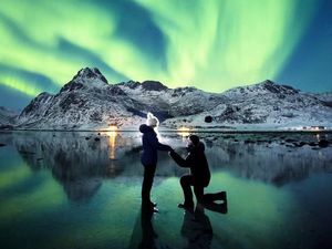 Bikin Baper, Pria Ini Lamar Kekasih Di Antara Gemerlap Cahaya Aurora