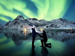 Bikin Baper, Pria Ini Lamar Kekasih Di Antara Gemerlap Cahaya Aurora