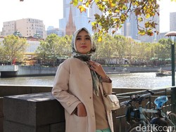 Foto: OOTD Saat Traveling ala Dian Pelangi dan Barli Asmara