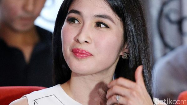 Awas Terpikat Bibir Merah Sandra Dewi