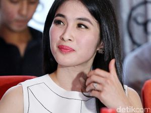 Awas Terpikat Bibir Merah Sandra Dewi