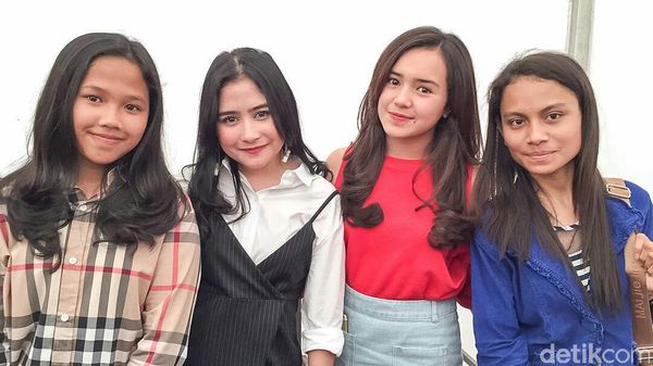 Pemenang Kuis Instagrid Foto Bareng Prilly dan Maxime Bouttier