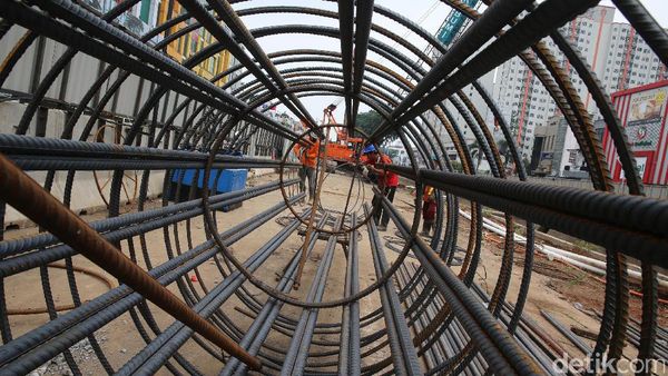 Kerja Keras di LRT Kelapa Gading