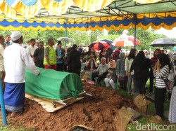 Isak Tangis Iringi Pemakaman Pahinggar Indrawan di TPU Jeruk Purut