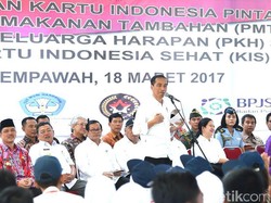 Jokowi Bagi-bagi Bansos Non Tunai di Kalbar