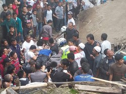 Tak Ada Angin dan Hujan, Rumah di Cisarua Ambruk Tewaskan 1 Orang