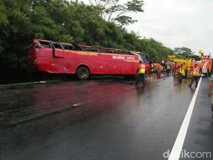 Bus Alami Kecelakaan Tunggal di Tol Tangerang-Merak, Ada Korban