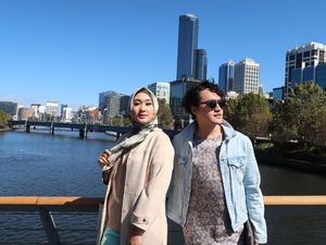 Dian Pelangi dan Barli Asmara Kolaborasi Rilis Busana Pria Nuansa Monokrom