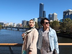 Dian Pelangi dan Barli Asmara Kolaborasi Rilis Busana Pria Nuansa Monokrom