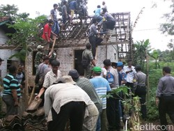 Polsek Ibun Akhirnya Bedah Rumah Nana yang Terbakar 6 Tahun Lalu