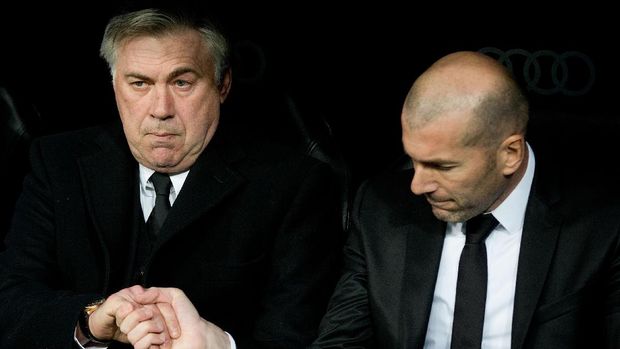 MADRID, SPAIN - FEBRUARY 05: Head coach Carlo Ancelotti (L) of Real Madrid CF shake hands with his assistant coach Zinedine Zidane (R) during the Copa del Rey semifinal first leg match between Real Madrid CF and Club Atletico Madrid at Estadio Santiago Bernabeu on February 5, 2014 in Madrid, Spain.  (Photo by Gonzalo Arroyo Moreno/Getty Images)