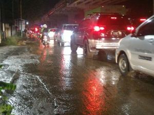Ada Genangan, Lalin di Kalimalang Lumpuh Hingga Dini Hari