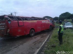 Penampakan Bus yang Kecelakaan di Tol Jakarta-Merak, Atap Ringsek