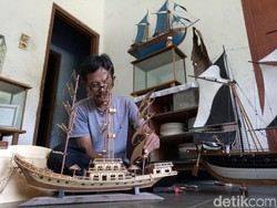 Mengenal Perajin Miniatur Kapal Tradisional Nusantara Asal Purwakarta