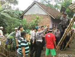 Anggota Polsek Ibun Ngencleng untuk Bantu Perbaiki Rumah Warga