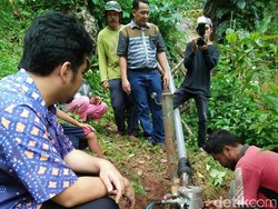 Tukang Kebun Ubah Knalpot Bekas Jadi Pompa Air Tanpa Listrik