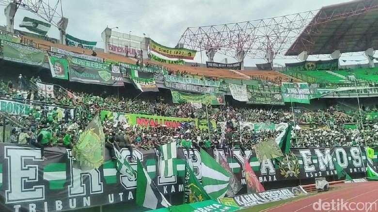 Menpora, Risma, dan Ketum PSSI Nonton Langsung Persebaya vs PSIS Menpora, Risma, dan Ketum PSSI Nonton Langsung Persebaya vs PSIS