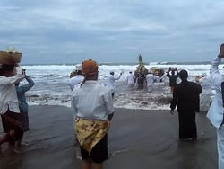 Jelang Nyepi, Umat Hindu Gelar Melasti di Pantai Jolosutro
