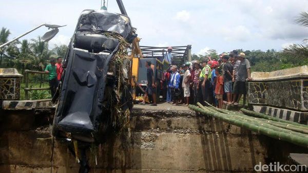 BPBD Purbalingga Berhasil Evakuasi Mobil dari Sungai Klawing