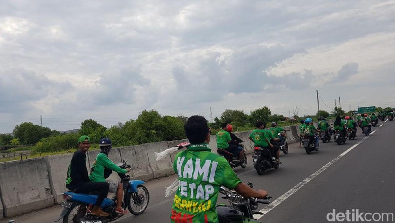 PJR dan Satpol PP Kawal Bonek Bermotor di Jalan Tol Menuju Stadion GBT PJR dan Satpol PP Kawal Bonek Bermotor di Jalan Tol Menuju Stadion GBT