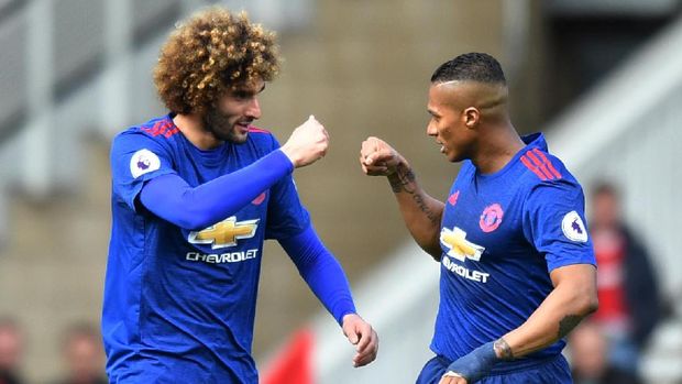 Marouane Fellaini merayakan gol pertama MU saat bertandang ke markas The Boro 