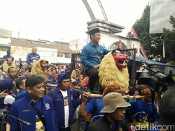Jalan Kaki Menuju Panggung Deklarasi, Ridwan Kamil Salami Warga