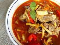 Hari Ini Enaknya Bikin Sup Iga atau Tom Yam Iga yang Gurih