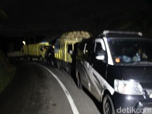 Usai Longsor di Cisewu, Jalan ke Bandung Belum Bisa Dilewati