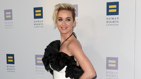 Sexy and Chic! Penampilan Katy Perry Bergaun Hitam-Putih