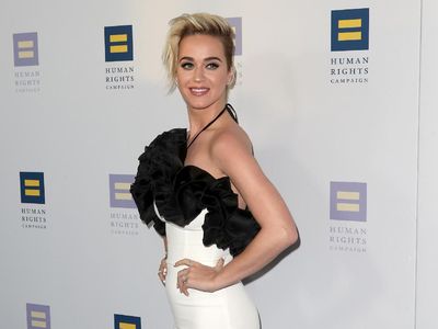 Sexy and Chic! Penampilan Katy Perry Bergaun Hitam-Putih
