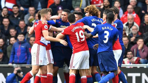 Para pemain MU dan Middlesbrouh terlibat bentrok di akhir pertandingan