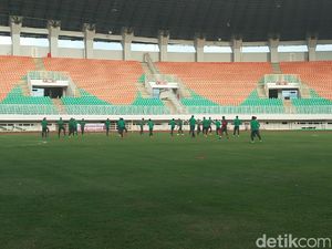 Timnas Latihan di Pakansari, Ezra Walian Bergabung