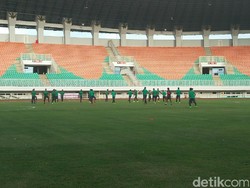 Timnas Latihan di Pakansari, Ezra Walian Bergabung