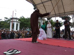 Mesum, 4 Pasangan di Banda Aceh Dicambuk