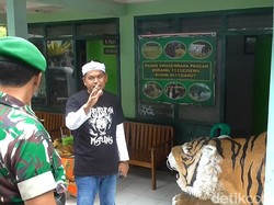 Sambangi Koramil Cisewu, Bupati Dedi Hadiahkan Patung Macan