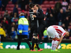 Conte Rayakan Kemenangan Chelsea dengan... Bergelantungan