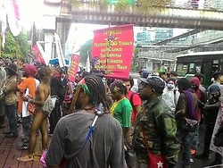Kantor Freeport Didemo, Ada yang Pakai Koteka