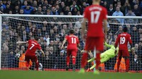Setelah babak pertama berakhir tanpa gol, Liverpool memecahkan kebuntuan pada menit ke-51. Tim tamu unggul berkat penalti James Milner. Reuters/Andrew Yates.