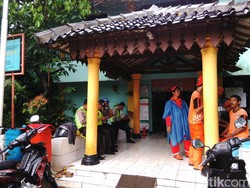 Warga Jatinegara Datangi Kelurahan, Tanya soal Pencopotan Spanduk